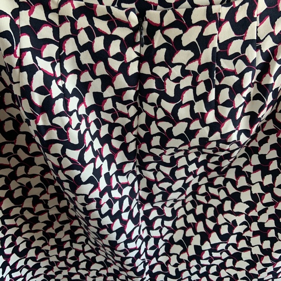 Fully lined Ann Taylor pencil skirt. Worn once. Size 8. Falls to knee. - Picture 3 of 5